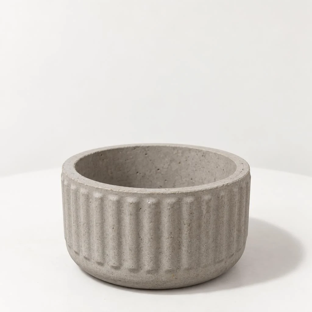 Maceta de concreto Domo, textura Surcos, vista de estudio