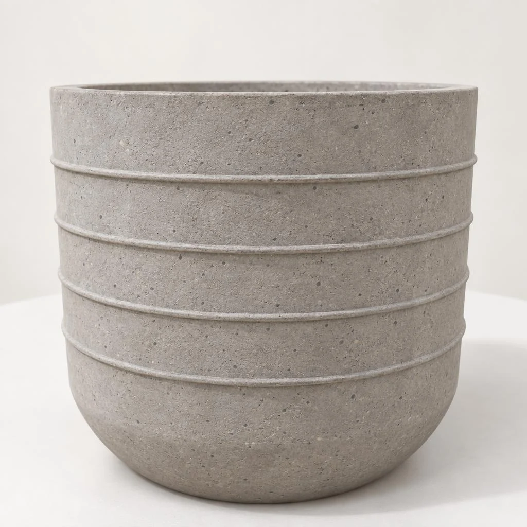 Maceta de concreto Grande, textura Anillos, vista de estudio